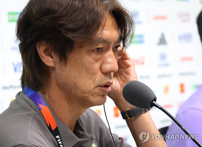 질문에 답하는 홍명보 감독 (몬테레이=연합뉴스) 최재구 기자 = 2026 북중미 월드컵에서 남아프리카공화국과 조별리그 3차전을 앞둔 한국 축구국가대표팀의 홍명보 감독이 23일(현지시간) 멕시코 몬테레이 에스타디오 BBVA에서 열린 공식 기자회견에서 질문에 답하고 있다. 2026.6.24 jjaeck9@yna.co.kr