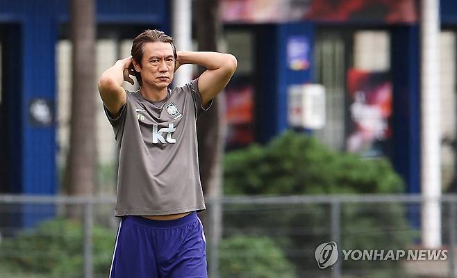 멕시코전 앞둔 홍명보 감독 (사포판[멕시코 할리스코주]=연합뉴스) 최재구 기자 = 2026 북중미 월드컵 1차전에서 승리하고 멕시코와 2차전을 앞둔 한국 축구 국가대표팀의 홍명보 감독이 14일(현지시간) 멕시코 과달라하라 인근 사포판의 치바스 바예 베르데에서 팀 훈련을 지켜보며 생각에 잠겨 있다.   2026.6.15 jjaeck9@yna.co.kr