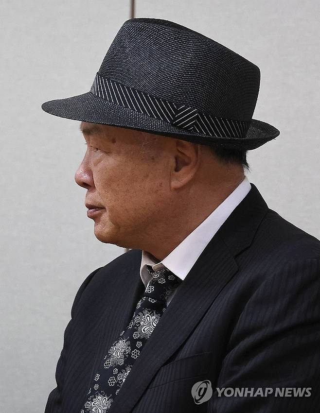 가수 옥희 빈소 지키는 홍수환 (서울=연합뉴스) 가수 옥희(본명 김광숙)의 빈소가 21일 서울 송파구 서울아산병원 장례식장에 마련된 가운데 홍수환 씨가 빈소를 지키고 있다. 2026.6.21 [사진공동취재단] photo@yna.co.kr