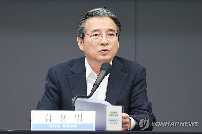 김용범 정책실장, 관훈클럽 초청 토론회 (서울=연합뉴스) 서대연 기자 = 김용범 대통령비서실 정책실장이 24일 서울 중구 프레스센터에서 열린 관훈토론회에서 모두발언을 하고 있다. 2026.6.24 dwise@yna.co.kr