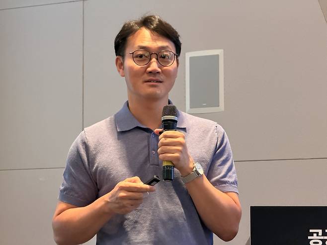 양낙용 삼성SDS 그룹장 양낙용 삼성SDS 그룹장이 24일 경기 고양시 킨텍스에서 열린 '2026 공공 AI 박람회'의 부대행사로 진행된 '공공부문 AI 도입·활용 가이드 설명회'에서 발표하고 있다. [권하영 촬영]
