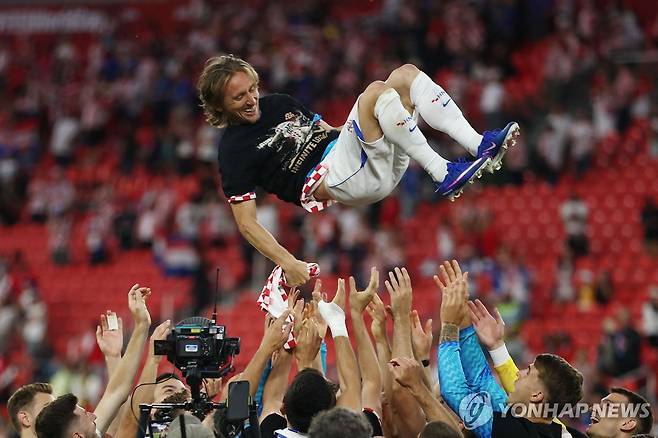 대표팀 동료들의 축하 헹가래를 받는 루카 모드리치 [AFP=연합뉴스]