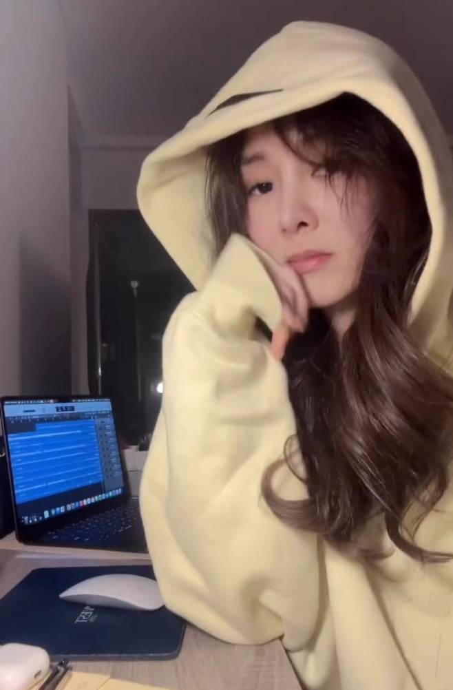 가수 지나가 곡 작업과 동시에 가창을 하고 있다. / 사진=지나 SNS