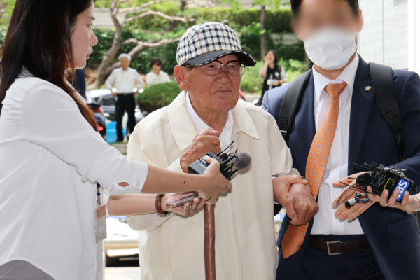 정당법 위반 혐의를 받고 있는 이만희 신천지 총회장이 24일 서울 서초구 서울중앙지방법원에서 열린 구속 전 피의자 심문(영장실질심사)에 출석하고 있다. 연합뉴스