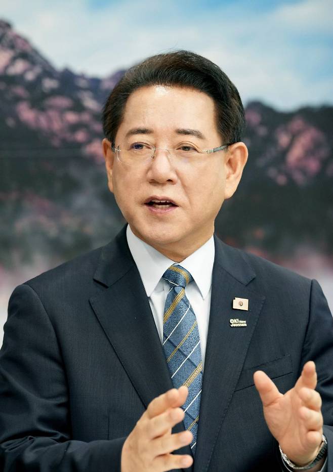 김영록 전남지사가 24일 이임식을 끝으로 8년간의 긴 항해를 사실상 마무리했다. 남도일보를 만난 김영록 지사는 지난 8년간 변방의 전남을 미래 성장 중심으로 이끌어 온 것을 가장 큰 도정 성과로 꼽았다./전남도 제공