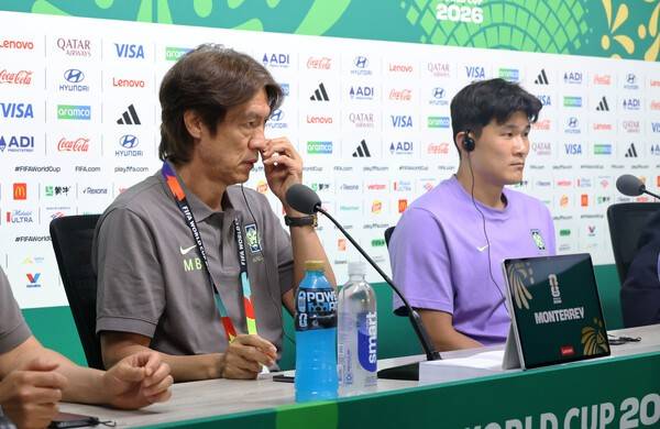 2026 북중미 월드컵에서 남아프리카공화국과 조별리그 3차전을 앞둔 한국 축구국가대표팀의 홍명보 감독과 김민재가 23일(현지시간) 멕시코 몬테레이 에스타디오 BBVA에서 열린 공식 기자회견에서 질문을 듣고 있다. 연합뉴스
