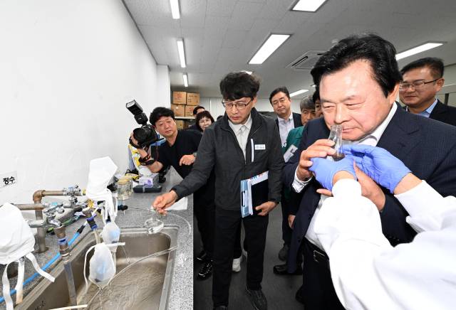 강기윤 창원시장 당선인이 22일 창원시 진해구 석동정수장을 찾아 정수가 끝난 물의 냄새를 맡고 있다./성승건 기자/