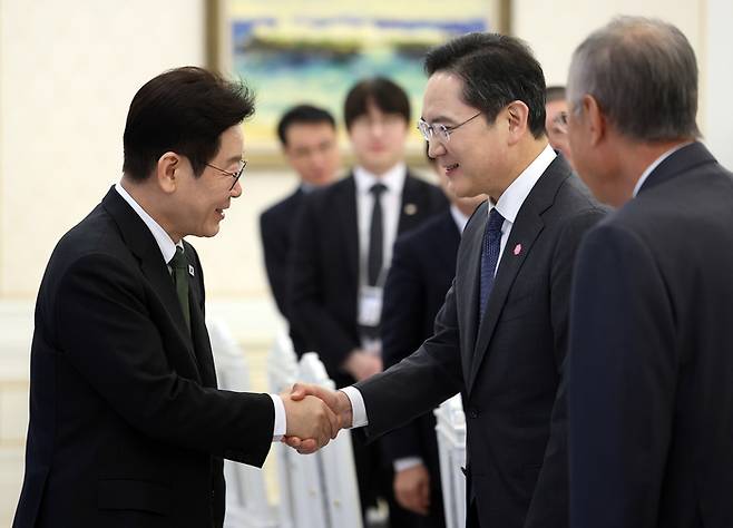이재명 대통령이 4일 청와대에서 열린 '청년 일자리와 지방투자 확대를 위한 간담회'에 참석해 이재용 삼성전자 회장과 인사하고 있다. 사진=연합뉴스 제공