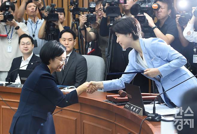 25일 오전 서울 여의도 국회에서 열린 국무총리(한성숙) 임명동의에 관한 인사청문특별위원회 제2차 전체회의에서 한성숙 국무총리 후보자가 국무총리 임명동의안 심사를 위한 인사청문회 선서문을 백혜련 위원장에게 전달 하고 있다./ 이호형 기자 leemario@sporbiz.co.kr 2026.06.25
