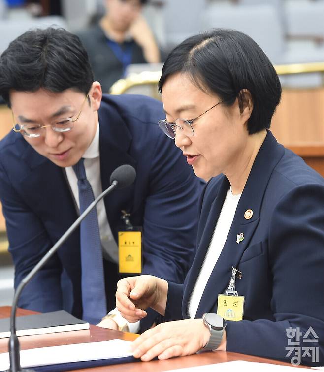 한성숙 국무총리 후보자가 25일 국회에서 열린 국무총리 임명동의안 심사를 위한 인사청문회에 입장 후 자료를 검토하고 있다. / 이호형 기자 leemario@sporbiz.co.kr 2026.06.25