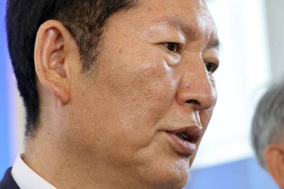 정청래 전 더불어민주당 대표가 25일 전북 정읍시 아우름캠퍼스에서 열린 전북지역 당선인 워크숍에 참석해 기자들에게 입장을 말하고 있다. 〈사진=연합뉴스〉