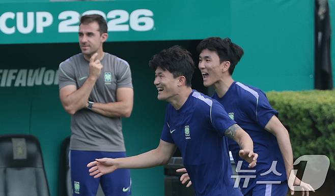 대한민국 축구 국가대표팀 김민재와 황인범이23일(현지시간) 멕시코 몬테레이 유니버시티 스타디움에서 남아공과 조별리그 최종전을 앞두고 훈련을 하고 있다. 2026.6.24 ⓒ 뉴스1 박지혜 기자