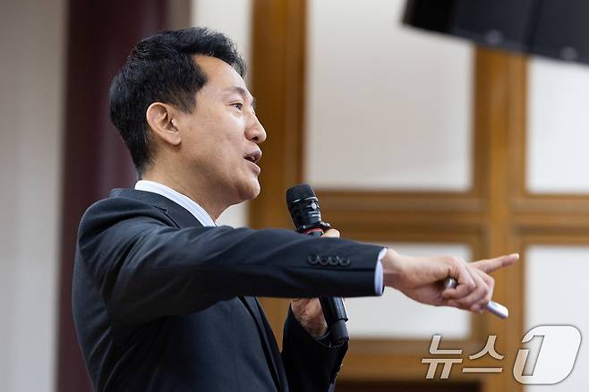 오세훈 서울시장이 24일 서울 여의도 국회 의원회관에서 열린 대한민국 미래혁신포럼 제9차 세미나에서 '6.3 지방선거 진단과 향후 과제 - 보수가치의 회복과 미래'를 주제로 특강을 하고 있다. 2026.6.24 ⓒ 뉴스1 유승관 기자