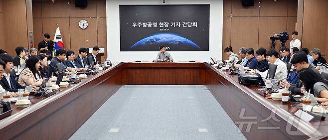 오태석 우주항공청장이 지난 24일 경남 사천 우주항공청에서 열린 현장 기자간담회에서 기자들의 질문에 답하고 있다. 2026.6.25 ⓒ 뉴스1 (우주항공청 제공)
