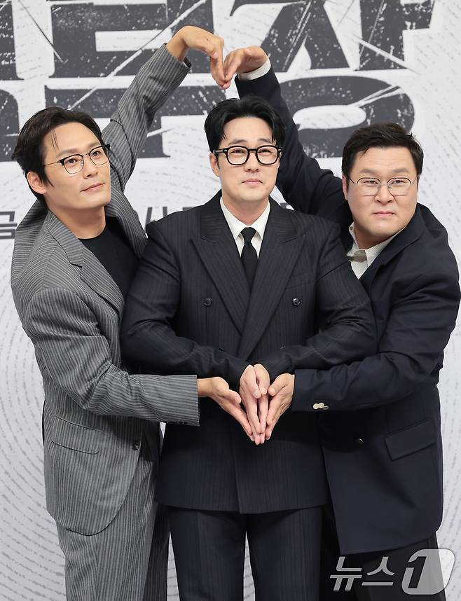 배우 최대훈(왼쪽부터)과 소지섭, 윤경호가 25일 오후 서울 양천구 SBS 목동 사옥에서 열린 SBS 금토드라마 ‘김부장’(극본 남대중/연출 이승영) 제작발표회에 참석해 포즈를 취하고 있다. ‘김부장’은 세상에서 가장 평범한 아빠가 하나뿐인 딸을 되찾기 위해 싸우는 복수 액션 드라마다. 2026.6.25 ⓒ 뉴스1 권현진 기자