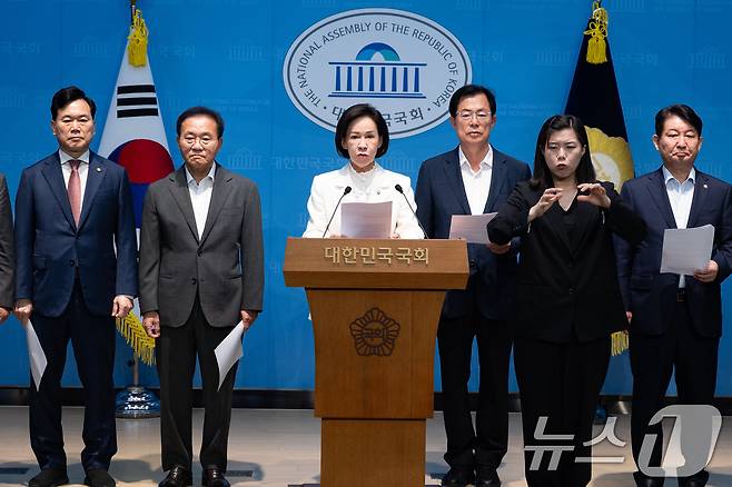 국민의힘 대구·경북 지역 의원들이 25일 서울 여의도 국회 소통관에서 광주·전남권 제2국가 반도체 클러스터 조성 추진 관련 기자회견을 하고 있다. 2026.6.25 ⓒ 뉴스1 유승관 기자