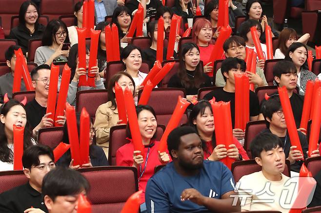 25일 대구 남구 영남이공대 시청각실에서 학생과 교직원이 2026 북중미월드컵 A조 조별리그 3차전 대한민국과 남아프리카공화국의 경기를 지켜보며 응원하고 있다. 2026.6.25 ⓒ 뉴스1 공정식 기자