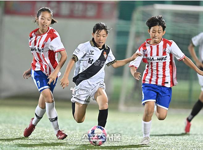 경남 남강초 남규리가 25일 합천 군민체육공원에서 열린 ‘2026 스포츠케이션 명품도시 합천에서 펼쳐지는 제34회 여왕기 전국여자축구대회’ 초등부 부산 SAHAWFCU12와 경기에서 드리블을 하고 있다.  2026. 6. 25. 합천 | 최승섭기자 thunder@sportsseoul.com