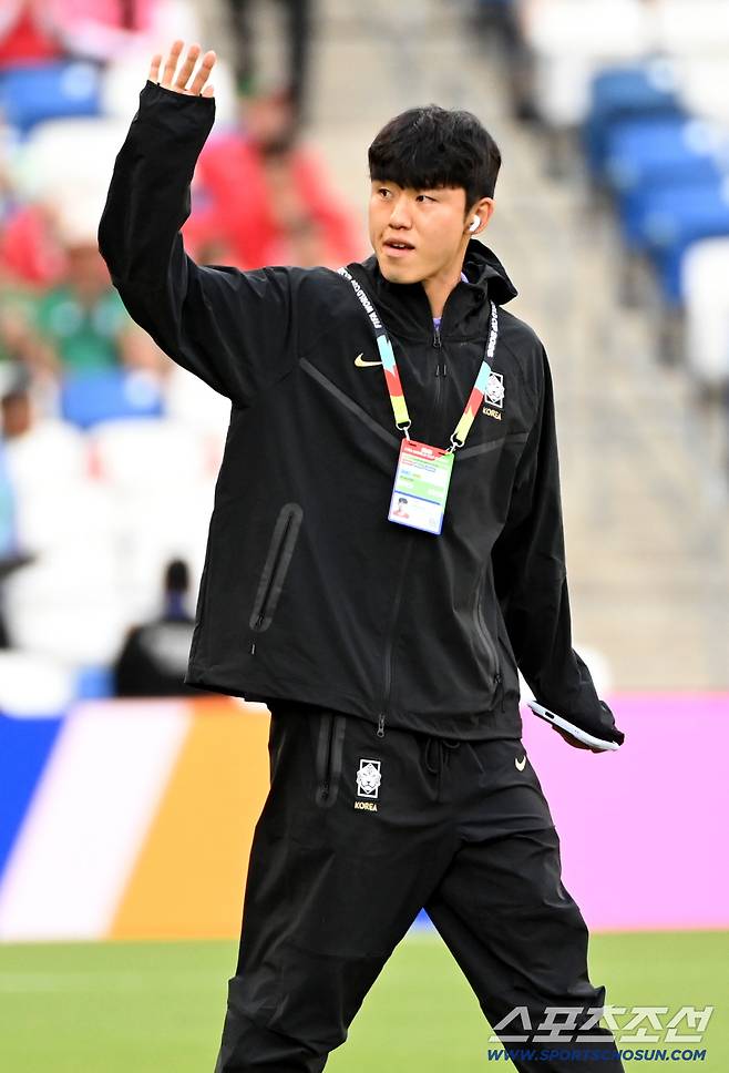25일(한국시각) 멕시코 몬테레이 인근 과달루페의 에스타디오 몬테레이에서 열린 2026 북중미 월드컵 대한민국과 남아공의 경기. 경기 전 이기혁이 그라운드를 밟고 있다. 과달루페(멕시코)=허상욱 기자wook@sportschosun.com/2026.06.25/