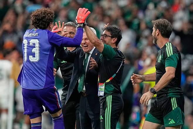 Mexico goalkeeper Guillermo Ochoa (13) celebrates with Mexico head coach Javier Aguirre, centre, after teammate Alvaro Fidalgo (8) scored their third goal during the World Cup Group A soccer match between Czechia and Mexico in Mexico City, Wednesday, June 24, 2026. (AP Photo/Fernando Llano) <저작권자(c) 연합뉴스, 무단 전재-재배포, AI 학습 및 활용 금지>