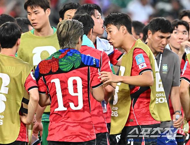 25일(한국시각) 멕시코 몬테레이 인근 과달루페의 에스타디오 몬테레이에서 열린 2026 북중미 월드컵 대한민국과 남아공의 경기. 하이드레이션 브레이크때 손흥민이 이강인에게 이야기를 하고 있다. 과달루페(멕시코)=허상욱 기자wook@sportschosun.com/2026.06.25/