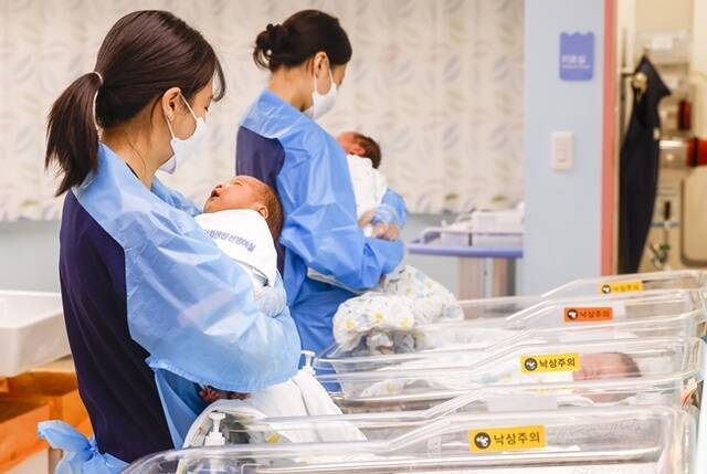지난 5월 22일 경기 고양시 CHA의과학대학교 일산차병원 신생아실에서 간호사가 신생아들을 돌보고 있다. /뉴시스