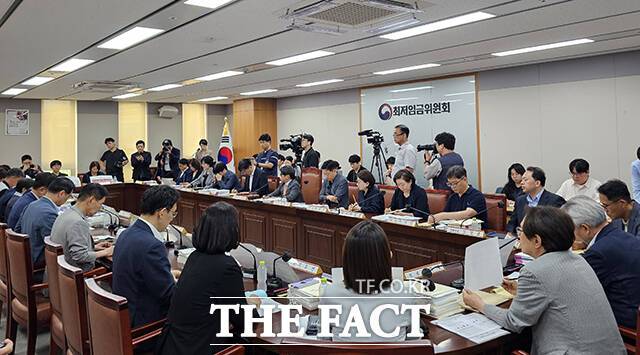 최저임금위원회는 25일 정부세종청사에서 제9차 전원회의를 열고 2027년 최저임금 심의를 이어갔다./세종=박은평 기자
