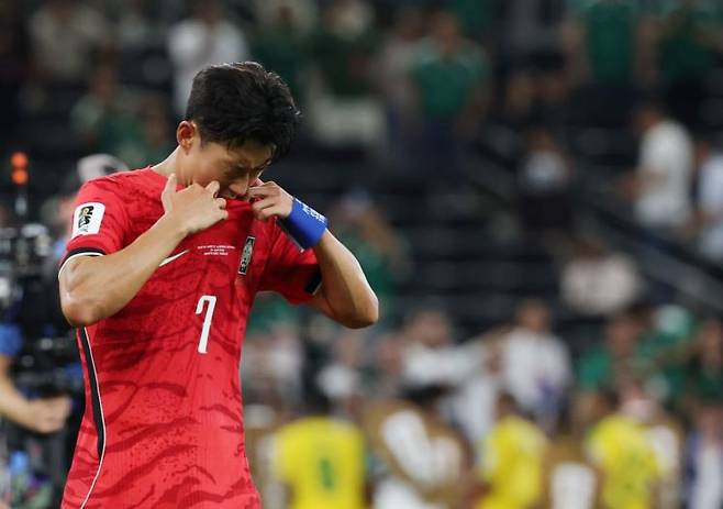 한국 축구 국가대표팀 주장 손흥민이 25일(한국시간) 멕시코 몬테레이 스타디움에서 열린 2026 북중미 월드컵 A조 3차전 남아프리카공화국과의 경기에서 0대1로 패배한 뒤 아쉬운 듯 유니폼으로 얼굴을 가리고 있다. 연합뉴스