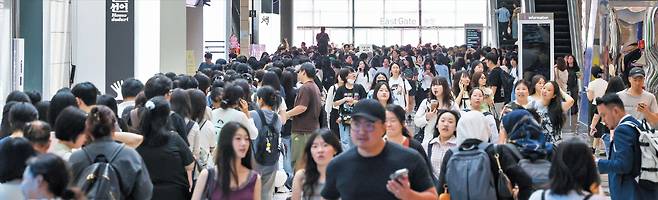 서울국제도서전이 개막한 24일 오전 서울 강남구 코엑스 1층 대형 복도가 관람객들로 가득 차 있다. 도서전 측은 28일까지 15만명이 이곳을 찾을 것으로 전망했다. 출판사 부스마다 이들의 발걸음을 붙잡기 위해 경쟁을 벌이고 있다. /박성원 기자