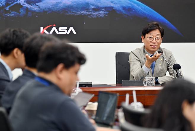 오태석 우주항공청장이 24일 경남 사천 우주항공청에서 열린 기자간담회에서 발언하고 있다./우주항공청