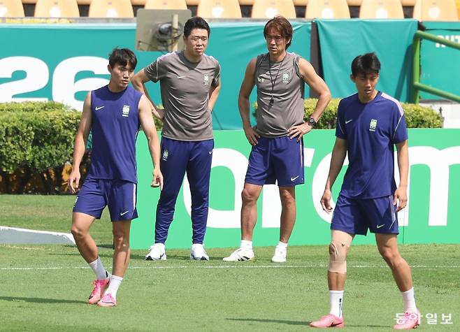 홍명보 한국 축구 대표팀 감독(왼쪽에서 세 번째)이 24일 멕시코 산니콜라스의 에스타디오 우니베르시타리오에서 선수들이 훈련하는 모습을 지켜보고 있다. 한국이 25일 열리는 남아프리카공화국과의 2026 북중미 월드컵 조별리그 A조 최종 3차전에서 승리하면 홍 감독은 한국인 사령탑 최초로 월드컵 본선에서 2승을 거두게 된다. 
산니콜라스=박형기 기자 oneshot@donga.com