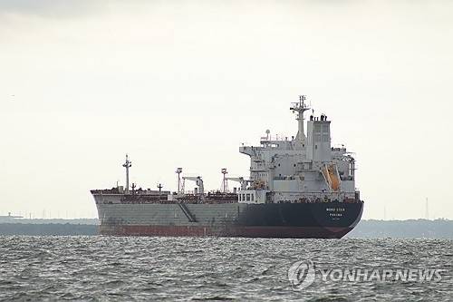 호르무즈 해협의 유조선. AP=연합뉴스