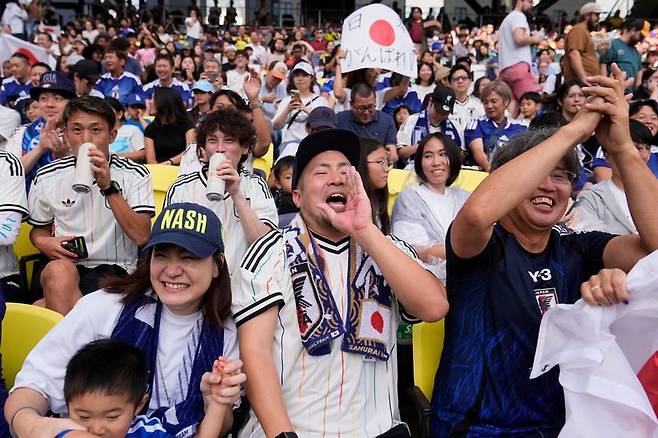 지난 8일 미 테네시주 내슈빌 스타디움에서 2026 국제축구연맹(FIFA) 북중미 월드컵을 앞두고 열린 일본 축구 국가대표팀의 공개 훈련장을 찾은 팬들이 선수들을 응원하고 있 /사진=뉴시스