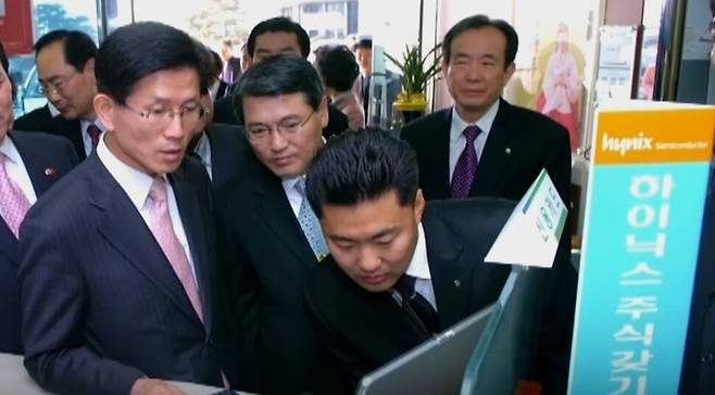 2007년 2월12일 경기 수원시 경기도청 농협출장소를 찾아 하이닉스 주식 30주를 사고 있는 김문수 당시 경기지사. 엠비엔(MBN) 뉴스 유튜브 갈무리