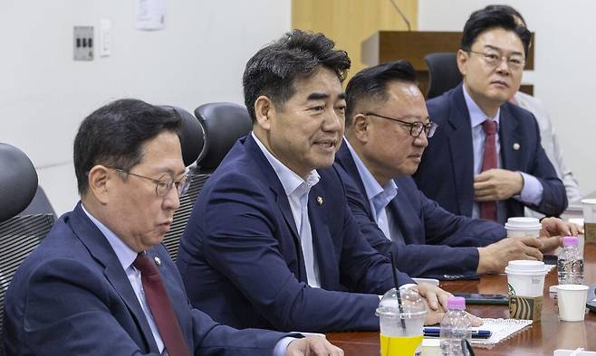 국민의힘 초·재선 모임 ‘대안과 미래’ 이성권 간사(왼쪽 둘째)를 비롯한 의원들이 25일 국회 의원회관에서 열린 조찬 모임에서 대화하고 있다. 연합뉴스