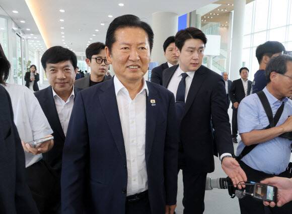 정청래 전 더불어민주당 대표가 25일 전북 정읍시 아우름캠퍼스에서 열린 전북지역 당선자 워크숍에 참석하고 있다. 연합뉴스