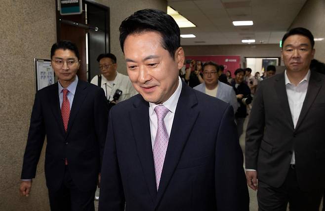 건강 악화로 엿새 동안 입원했던 장동혁 국민의힘 대표가 24일 병원 퇴원 뒤 국회에서 첫 공식 일정으로 가진 기자회견을 마친 후 회견장을 떠나 이동하고 있다. 연합뉴스
