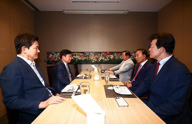 정점식 국민의힘 원내대표가 24일 서울 영등포구 여의도의 한 식당에서 4선 중진 의원들과 오찬 간담회를 하고 있다. 이날 오찬에는 박덕흠·윤영석·김태호·한기호 의원이 참석했다. 공동취재