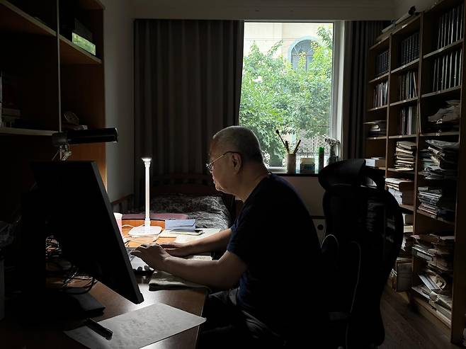 중국의 대표적인 한국전쟁 연구자 선즈화 화둥사범대 교수가 23일 베이징 소재 자신의 자택에서 한국전쟁 시기 소련과 중국 문서를 들여다보고 있다. 선 교수는 중소관계사와 한국전쟁 연구에 천착해온 냉전사 연구자로, 중국 내 주류 역사 서사와 다른 견해도 공개적으로 밝혀온 비판적 지식인으로 평가받는다. 그는 한국일보 인터뷰에서 한국전쟁 당시 미군의 세균전 주장에 대해 "입증할 직접 증거가 없다"고 말했다. 베이징=이혜미 특파원