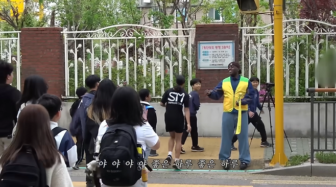 어린이날을 맞아 한 초등학교를 방문해 등교하는 아이들을 맞이하고 있는 조나단. 유튜브 '조나단' '초통령이 학교에 가면?' 영상 캡처