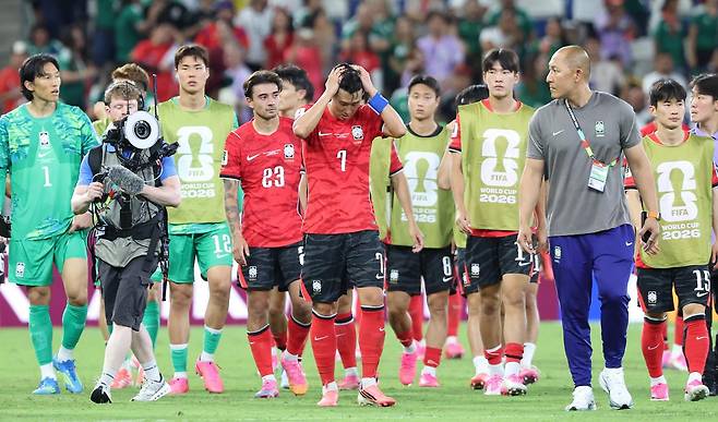 한국 축구대표침 선수들이 25일(한국시간) 멕시코 몬테레이 스타디움에서 열린 2026 북중미 월드컵 A조 조별리그 3차전 남아프리카공화국과 경기에서 1-0으로 패한 뒤 아쉬워 하고 있다. 몬테레이=뉴스1
