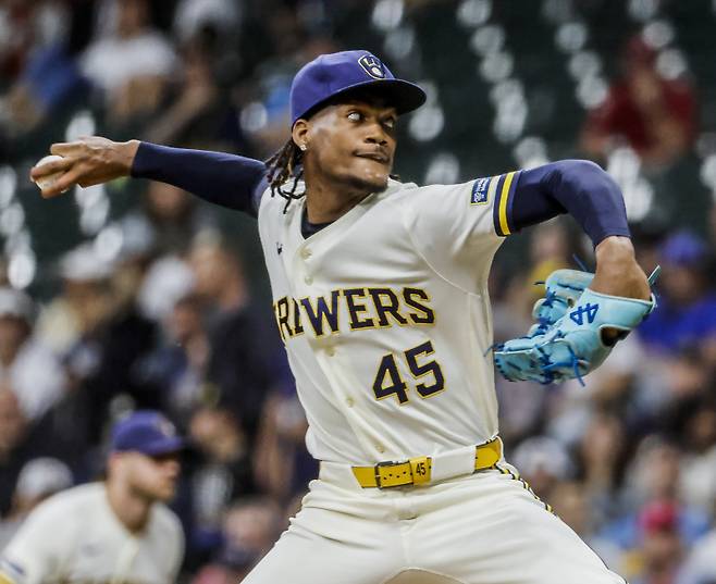 <yonhap photo-4017=""> Milwaukee Brewers relief pitcher Abner Uribe throws in the eighth inning of the MLB game between the Cleveland Guardians and the Milwaukee Brewers at American Family Field in Milwaukee, Wisconsin on Tuesday, June 16, 2026. Photo by Tannen Maury/UPI/2026-06-17 11:30:01/ <저작권자 ⓒ 1980~2026 ㈜연합뉴스. 무단 전재 재배포 금지, AI 학습 및 활용 금지></yonhap>