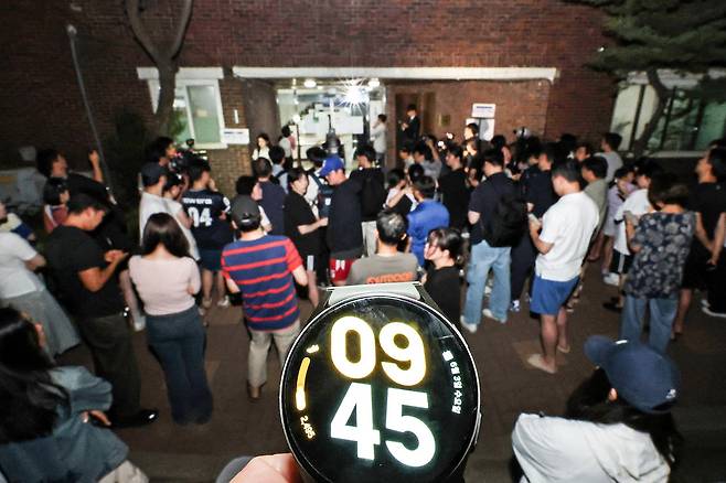 지난 3일 투표용지 부족 사태가 빚어진 서울 송파구 잠실7동 제2투표소 앞에 시민들이 모여 있다. [연합뉴스]
