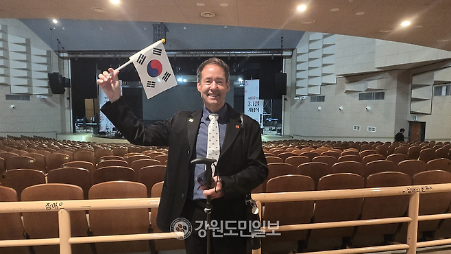 ▲ 지난 1일 강원대학교 백령아트센터에서 열린 107주년 3·1절 기념식에 참석한 독립유공자 후손 신대현(글랜 윈켈)씨. 최현정 기자