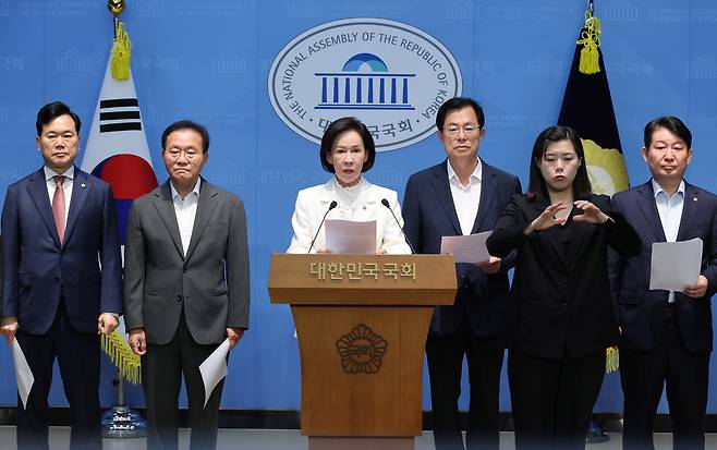 이인선 의원을 비롯한 국민의힘 대구·경북 의원들이 25일 국회 소통관에서 광주·전남권 제2국가 반도체 클러스터 조성 계획과 관련한 기자회견을 하고 있다.  연합뉴스