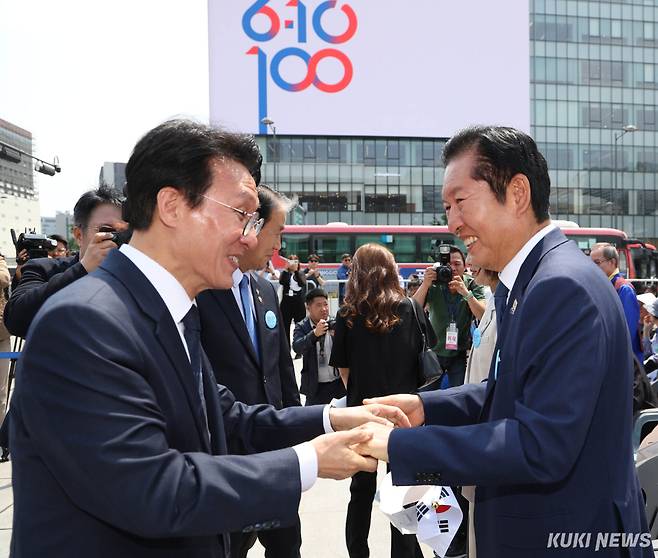 김민석(왼쪽부터) 국무총리와 정청래 전 더불어민주당 대표가 지난 10일 서울 종로구 광화문광장에서 열린 제100주년 6·10 만세운동 기념식에서 만나 인사 나누고 있다. 남동균 기자
