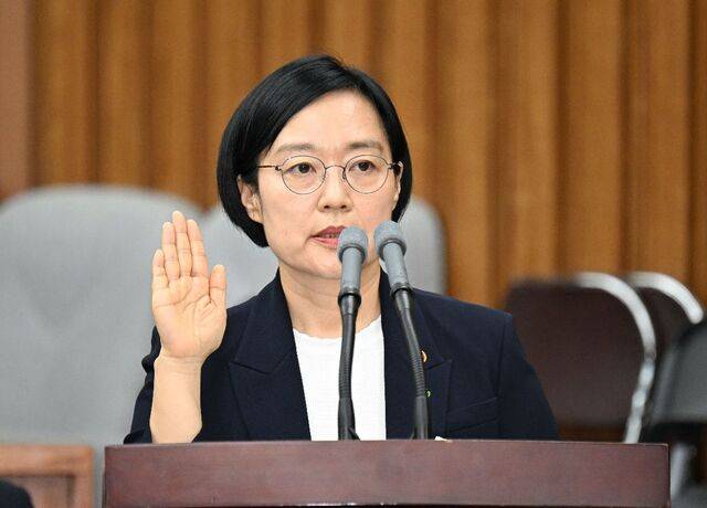 한성숙 국무총리 후보자가 25일 국회에서 열린 인사청문회에 참석해 선서하고 있다. 여야는 한 후보자의 다주택 보유 이력 등을 놓고 공방을 벌였다. 이병주 기자