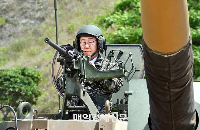 이재명 대통령이 24일 인천광역시 옹진군 연평도의 해병부대에서 K9 자주포에 탑승해 K6 기관총을 잡고 있다. 이 대통령은 6·25전쟁 76주년을 하루 앞두고 연평부대를 찾아 전투준비태세를 점검하고 장병들의 노고와 헌신에 감사를 표시했다. [김호영 기자]
