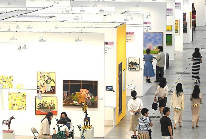 25일 경기 수원시 영통구 수원컨벤션센터에서 열린 ‘2026 화랑미술제 in 수원’을 찾은 관람객들이 전시된 작품을 감상하고 있다. <뉴시스>