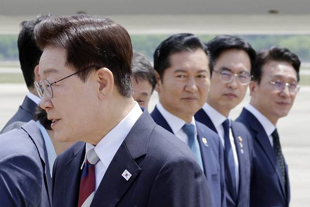 이재명 대통령이 지난 18일 경기 성남시 서울공항에 도착해 정청래(오른쪽 세 번째) 더불어민주당 대표 등과 인사하고 있다. 뉴시스
